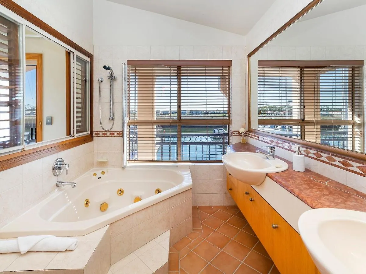 Stunning 3 Bedroom Villa At Hope Harbour Marinaゴールドコースト