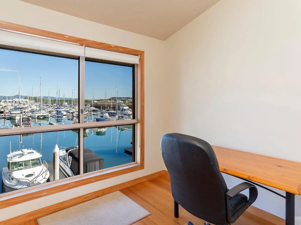 Stunning 3 Bedroom Villa At Hope Harbour Marinaゴールドコースト